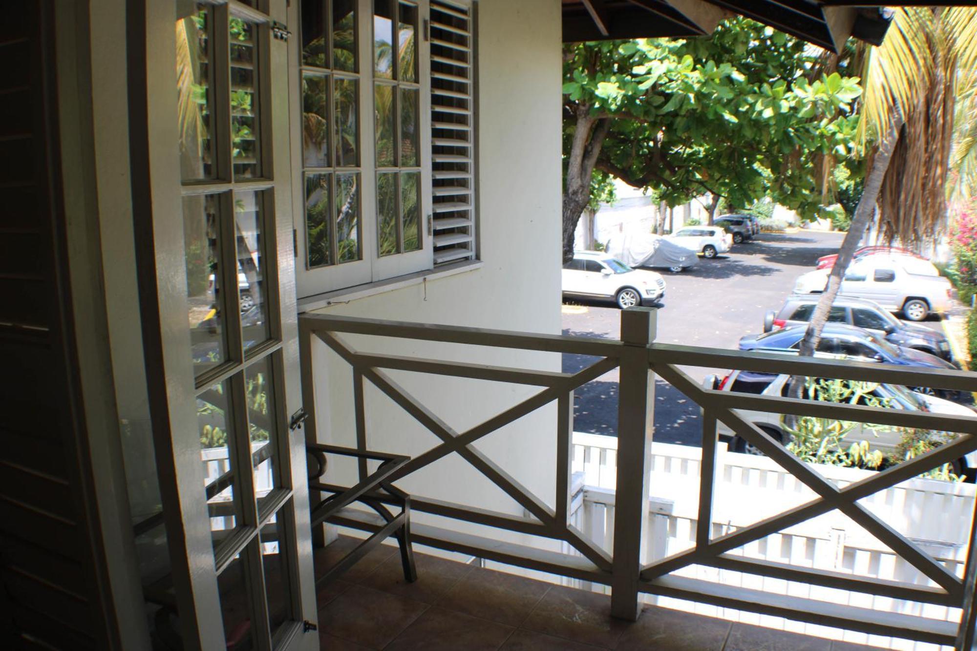 Finest Accommodation Renfrew Place 1 Bedroom Apt # 42 New Kgn 4--12 Renfrew Rd 金斯敦 外观 照片