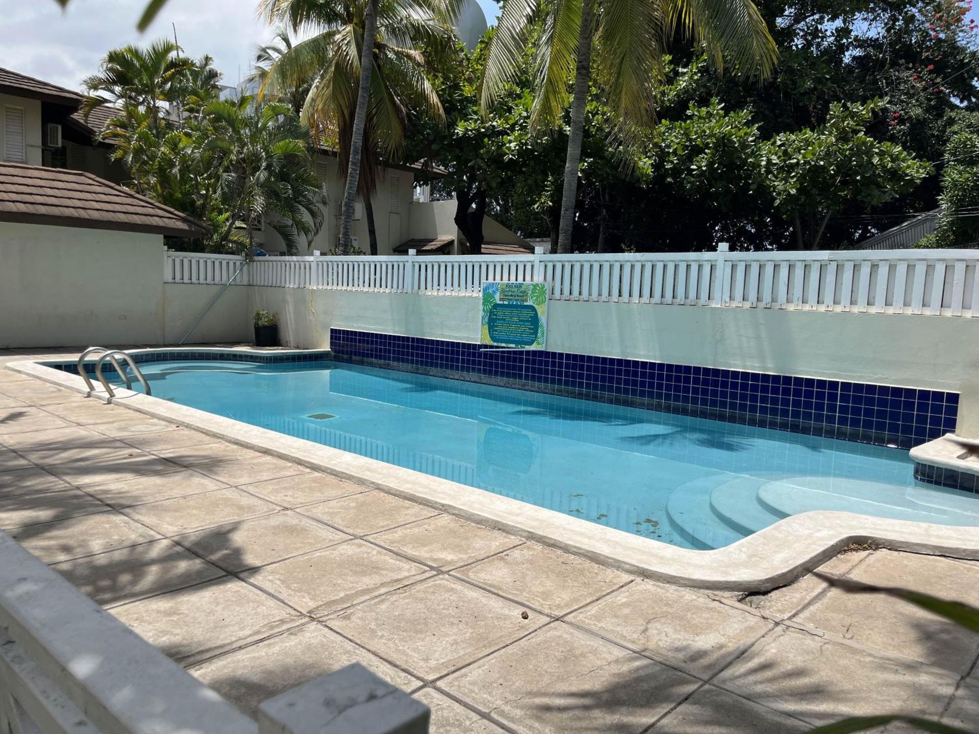 Finest Accommodation Renfrew Place 1 Bedroom Apt # 42 New Kgn 4--12 Renfrew Rd 金斯敦 外观 照片