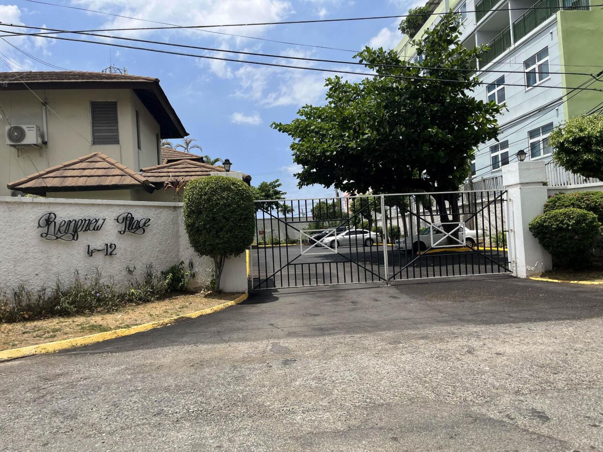 Finest Accommodation Renfrew Place 1 Bedroom Apt # 42 New Kgn 4--12 Renfrew Rd 金斯敦 外观 照片